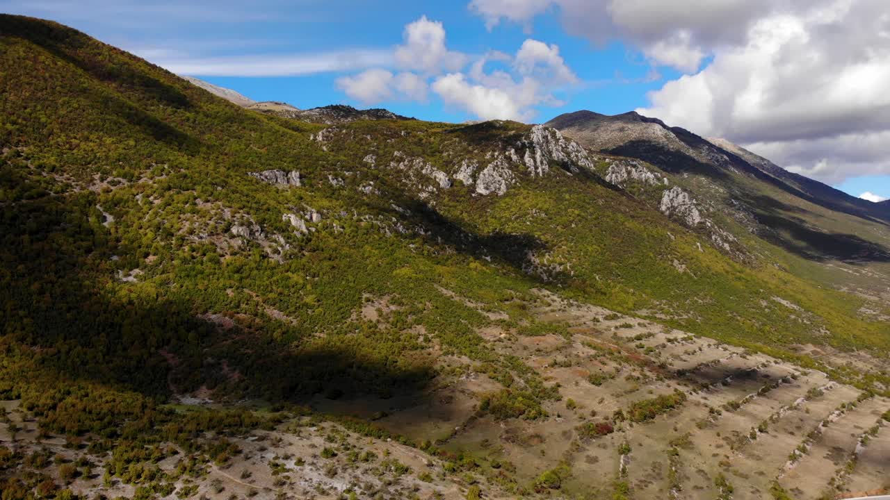montañas cubiertas de vegetación verde y sombra de nubes en otoño en los balcanes