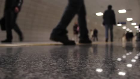 Commuter-Crowd-Of-People-Walk-Down-The-Tube-Underground