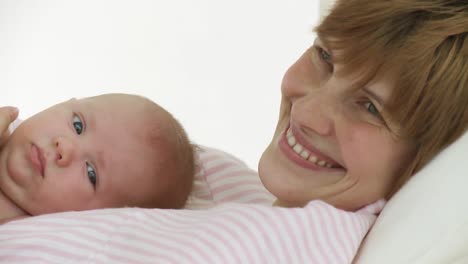 Lächelnde-Junge-Mutter-Mit-Ihrem-Baby-In-Einem-Krankenhaus