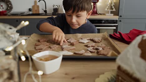 Video-Eines-Kleinen-Jungen,-Der-Lebkuchenplätzchen-Vom-Tisch-Stiehlt