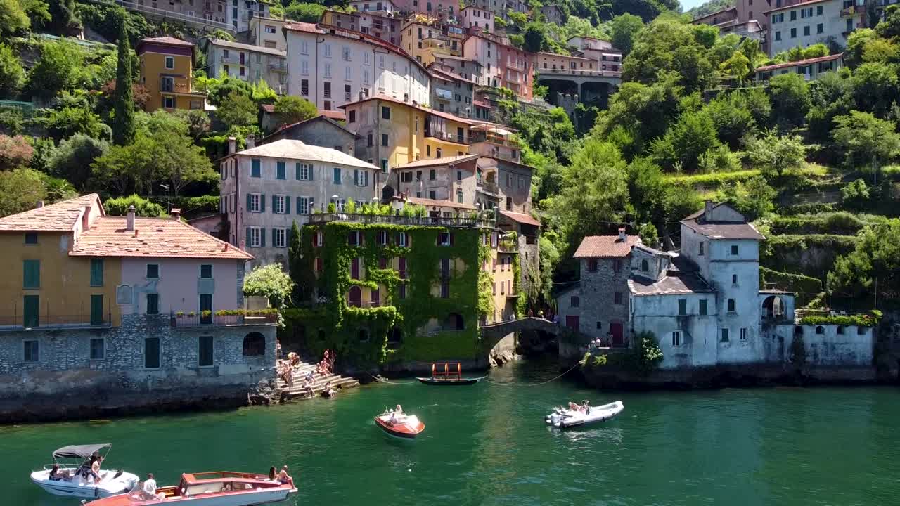 toma ascendente de hermosas casas ubicadas en la ladera del lago de como en italia