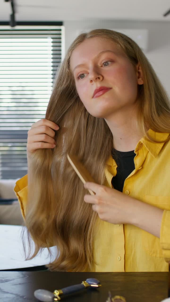 mujer peinando el cabello en casa