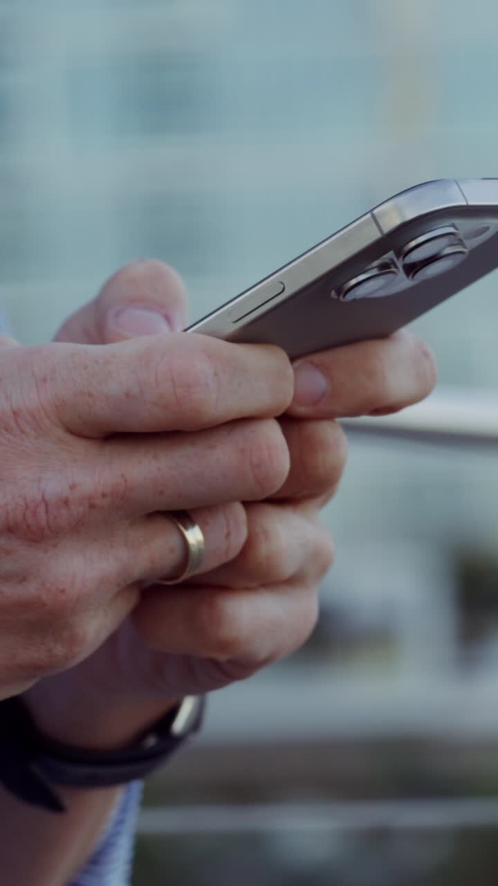 Persona che utilizza uno smartphone