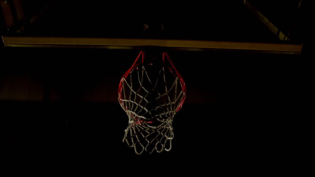jugador de baloncesto jugando al baloncesto en la cancha 4k