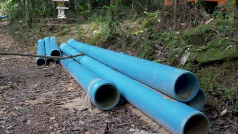 tubería esperando ser colocada en las selvas de tailandia para irrigar tierras de cultivo.