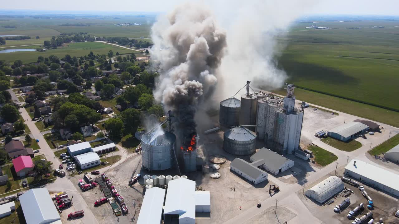 Luftbilde over en industribrann i et kornsiloanlegg på en gård i Iowa