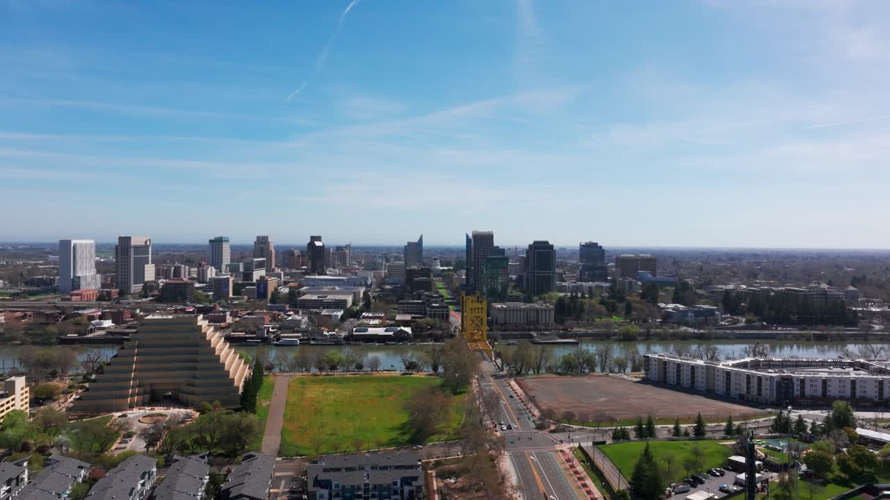 캘리포니아 사크라멘토 시내의 광각 도 드론 촬영