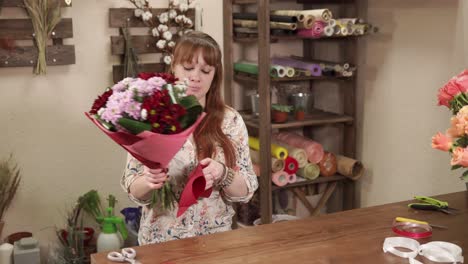 florista haciendo un ramo