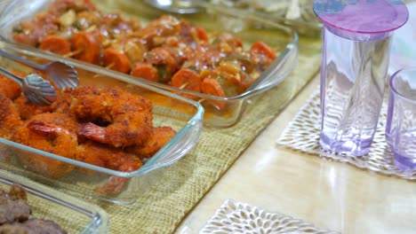 pescado de camarón rey curry en un cuenco en la mesa