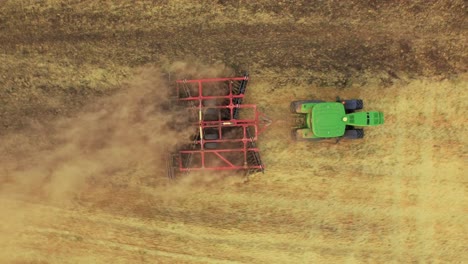vista aérea de un tractor cultivando un campo