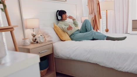 Woman,-music-and-bed-listening-with-headphones