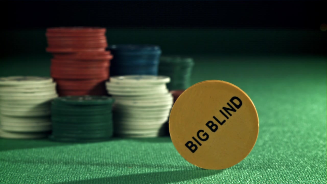 Jeton de poker "big blind" tournant sur une table de feutre vert