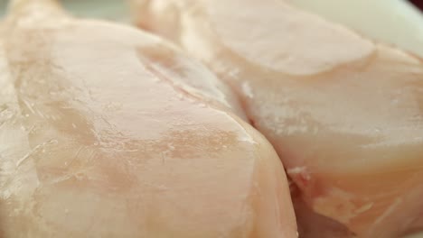pecho de pollo crudo
