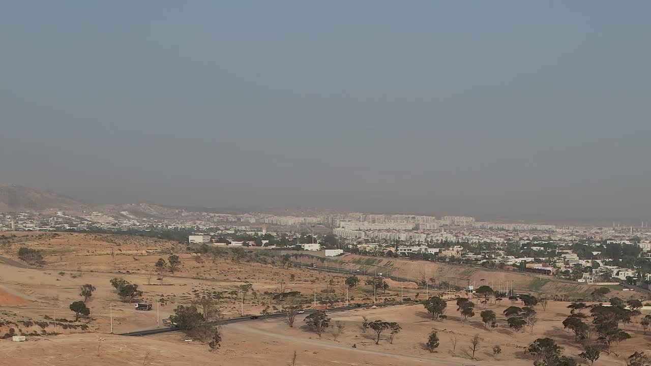 Vista aerea di un paesaggio in Marocco con terreno pianeggiante e colline distanti