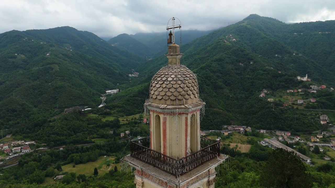 Letecký pohled klesající před kostelem Chiesa di San Nicola, Ligurie, Itálie.