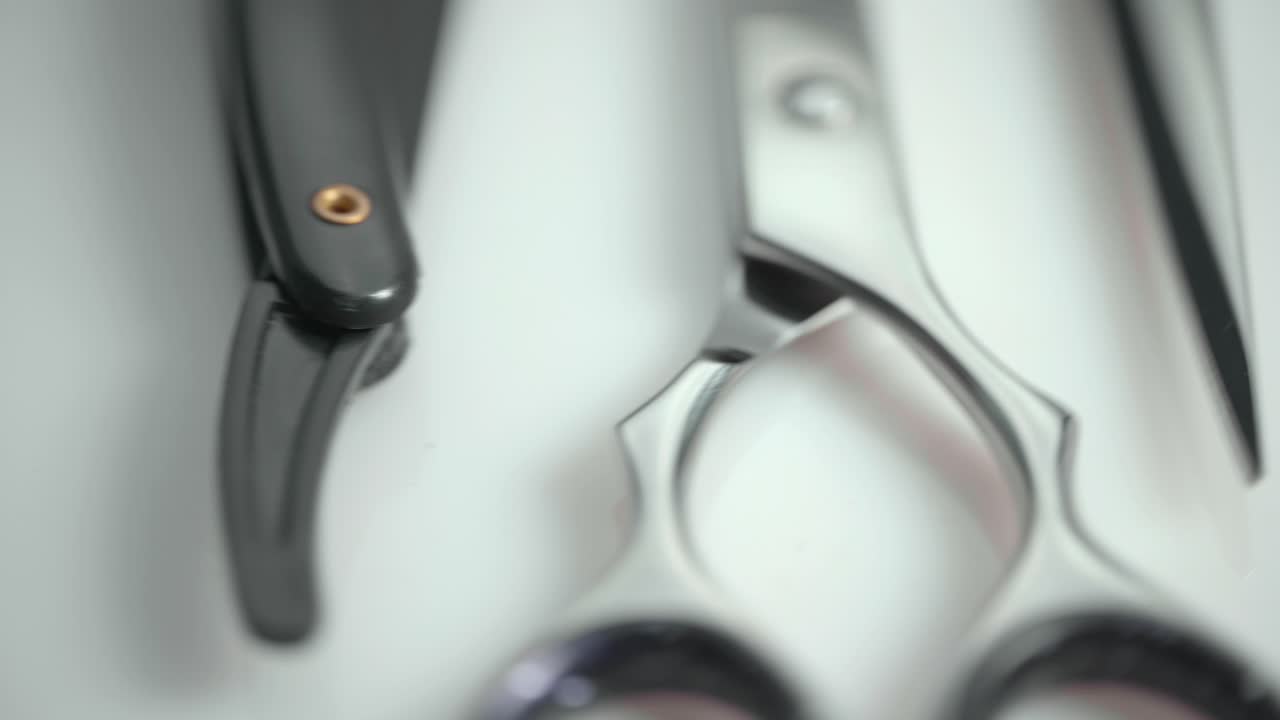 primer plano de tijeras y herramientas profesionales de peluquería y aseo