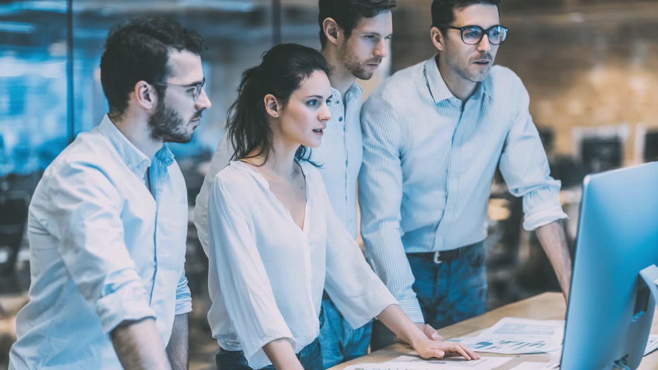 Un equipo colaborativo de profesionales analizando datos y elaborando estrategias en un entorno empresarial moderno, participando en discusiones y resolviendo problemas juntos