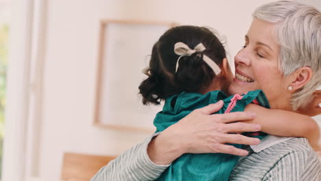 Seniorin,-Kind-Und-Umarmung-Unterstützen-Die-Liebe