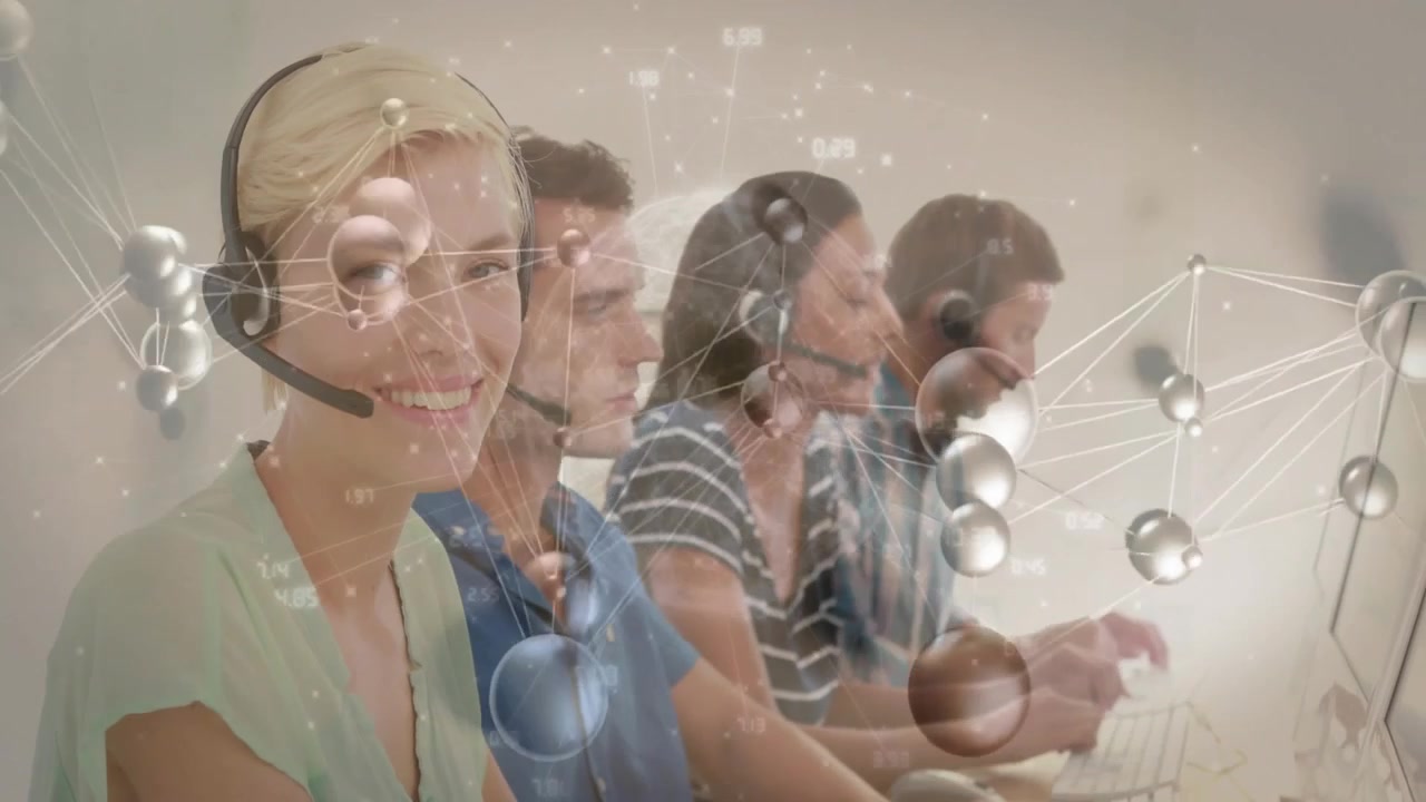 Kundeserviceteam arbeider på kontor med overlegg av digitalt nettverk