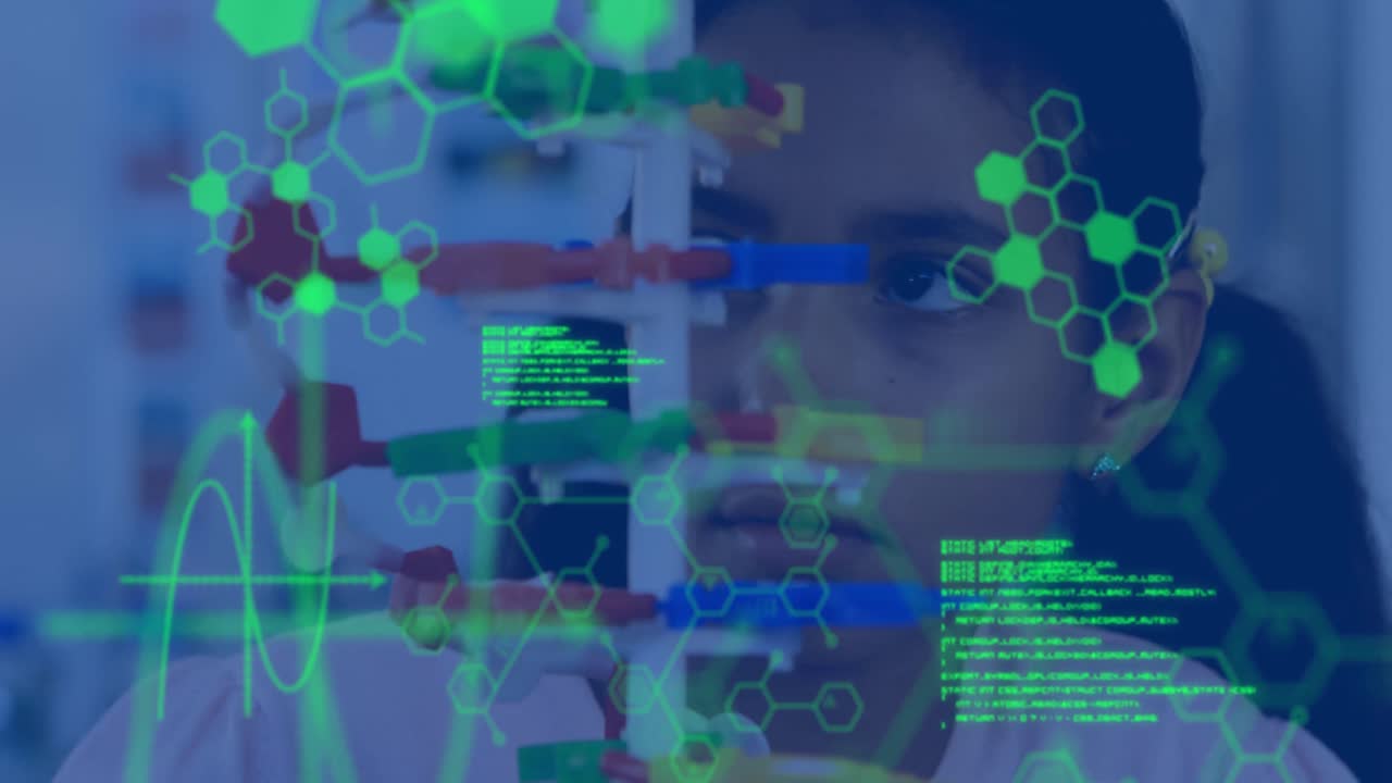 animación de procesamiento de datos y fórmula química sobre una estudiante biracial
