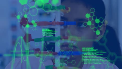 animación de procesamiento de datos y fórmula química sobre una estudiante biracial