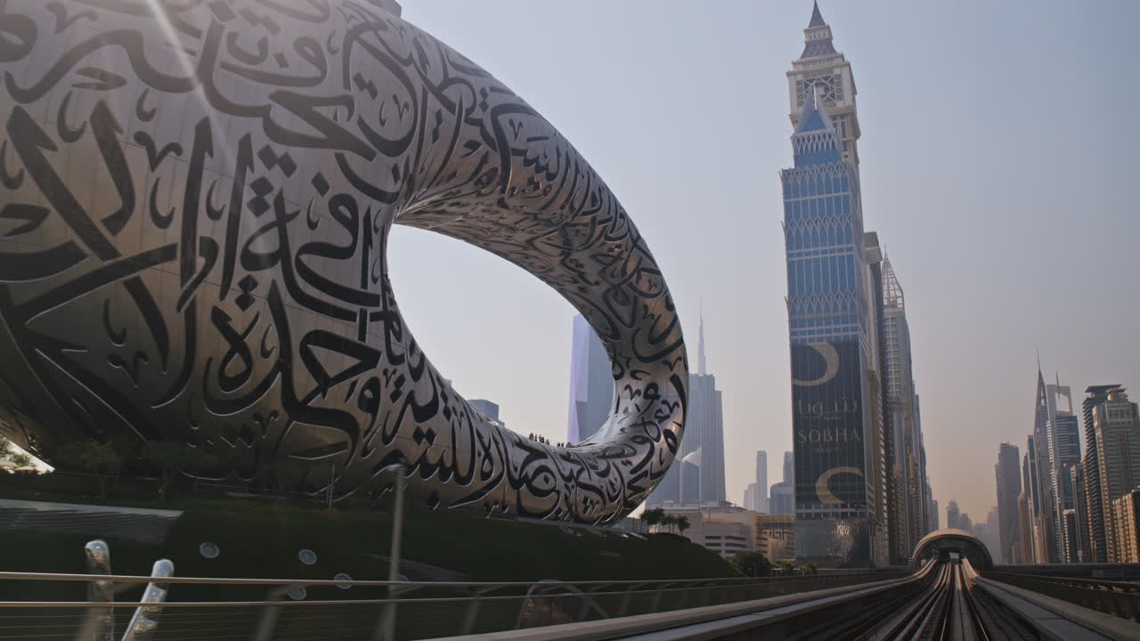 Cảnh quan thành phố Dubai hiện đại với Bảo tàng Tương lai và đường ray tàu điện ngầm