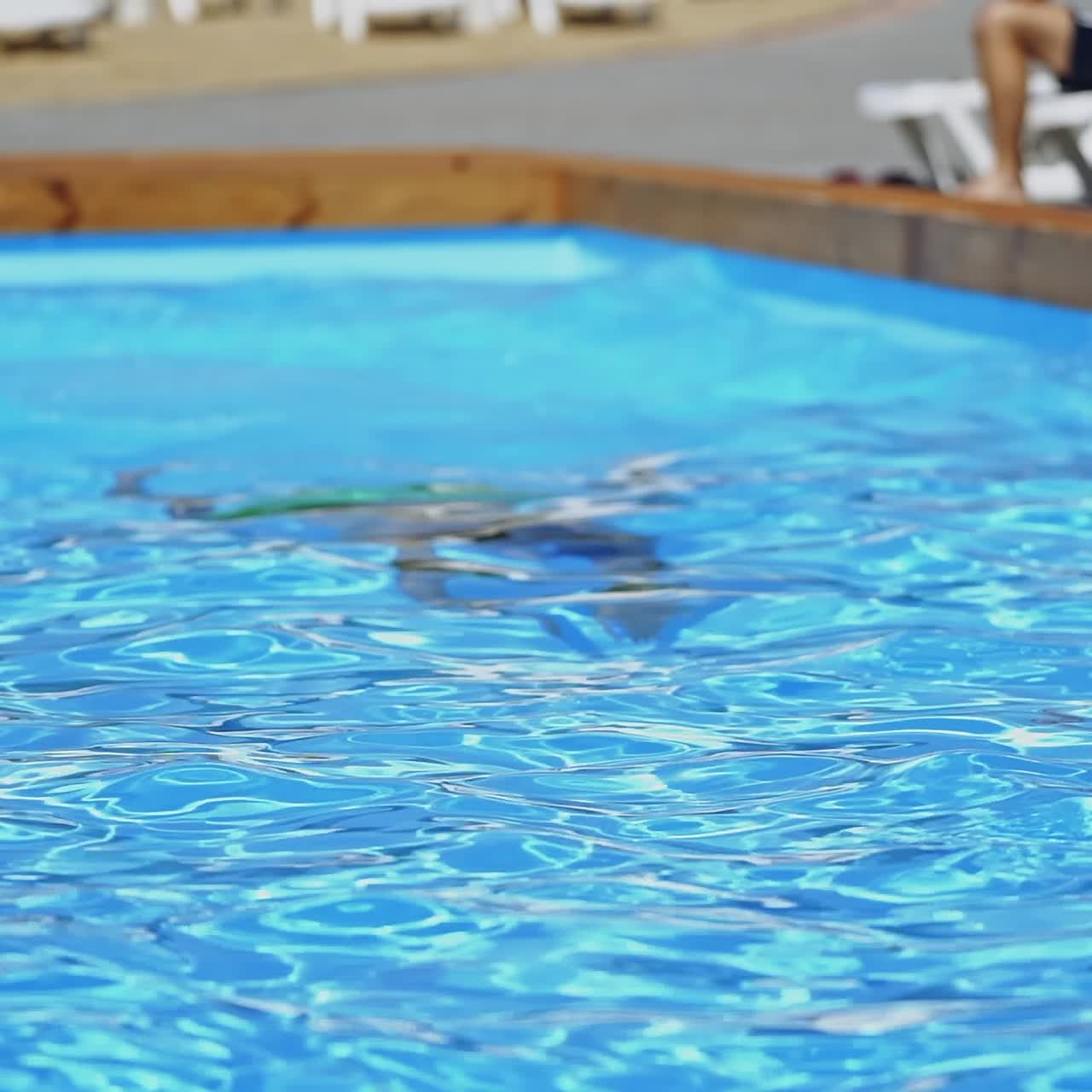 수영장에서 점프하는 남자