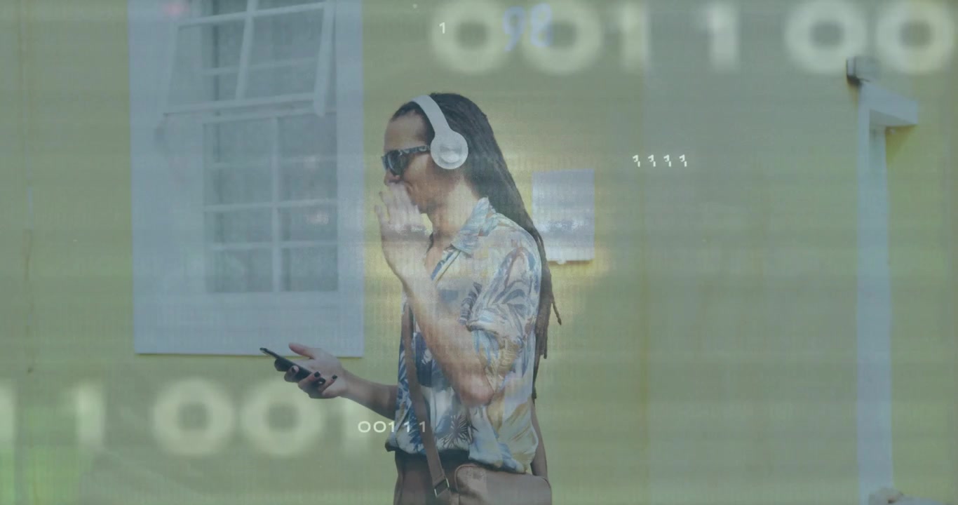 Uomo che cammina oltre un muro scorrendo il telefono e regolando le cuffie per sintonizzare l'audio mentre i circuiti sfarfallano.