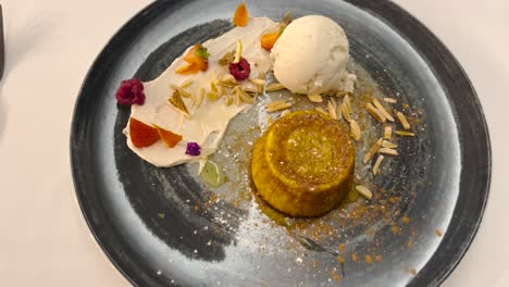 pastel y postre de helado en un plato en un restaurante