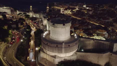 Vista-Aérea-De-La-Torre-Minčeta,-Dubrovnik,-Croacia-Por-La-Noche.