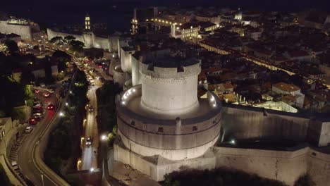 vista aérea de la torre de minčeta, dubrovnik, croacia por la noche