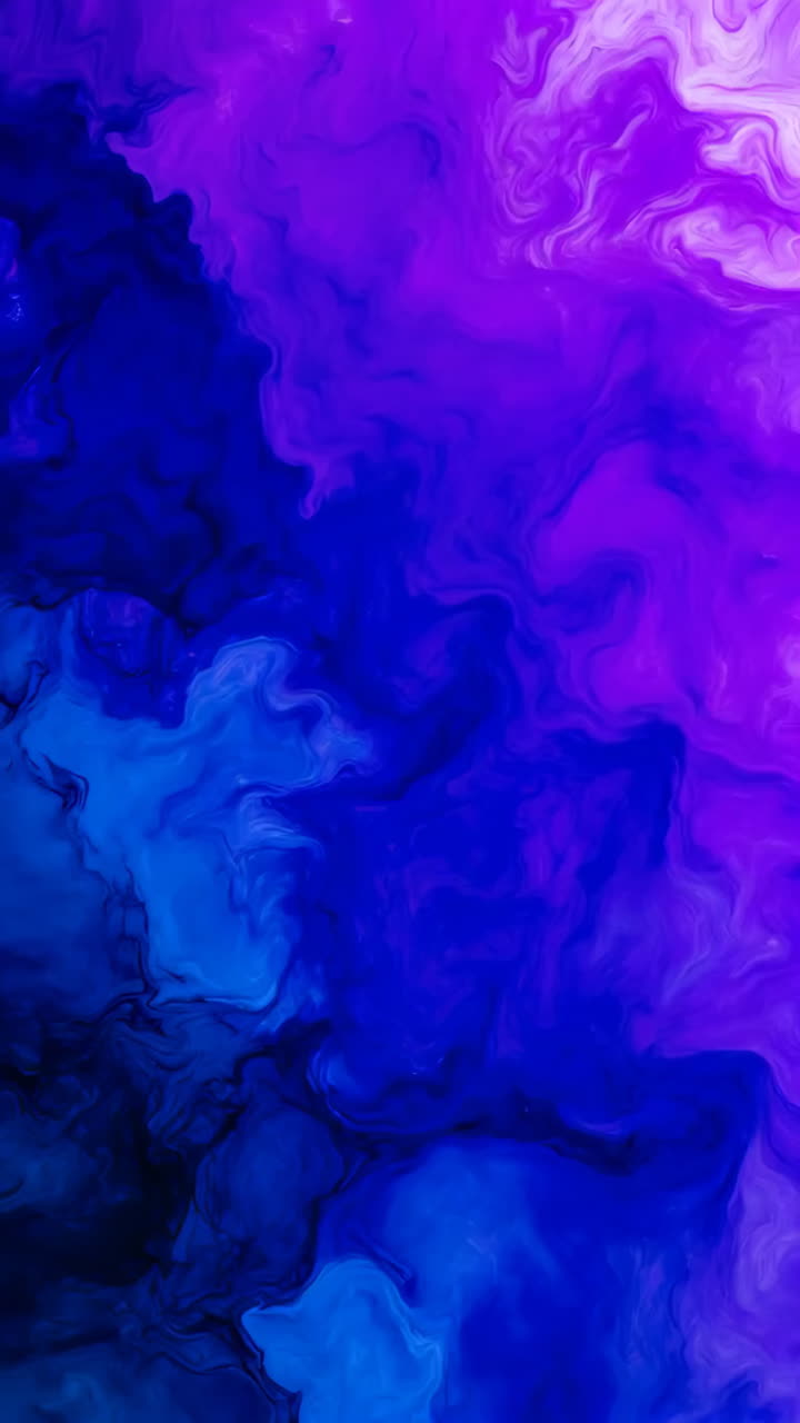 Sfondo astratto con inchiostro fluido blu e viola.