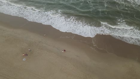 Vater-Und-Sohn-Spielen-Am-Strand,-Playa-La-Viuda-In-Uruguay