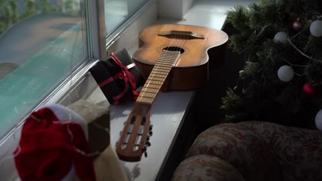 Flache-Lay-Komposition-Mit-Gitarre-Und-Weihnachtsmütze,-Platz-Für-Text.-Weihnachtsmusik