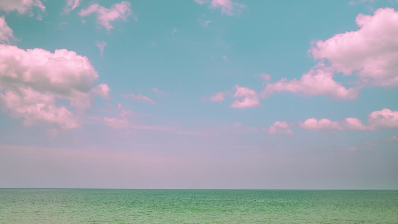 평온한 바다 위의 높은 파란 하늘에서 빠르게 움직이는 부드러운 구름의 b-roll 비디오, 추상적인 분홍색과 파란색 파스텔 컬러 벽지, 열대 바다와 해변에서 여행하는 자연 애호가.