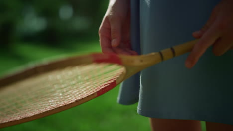 Nahaufnahme-Einer-Kinderhand,-Die-Einen-Badmintonschläger-Hält-Und-Das-Netz-Untersucht.-Aktives-Hobby-Konzept