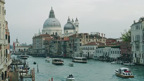 Verschiedene-Arten-Verschiedener-Boote-Fahren-Durch-Den-Canal-Grande-Vor-Der-Basilika-Santa-Maria-Della-Salute