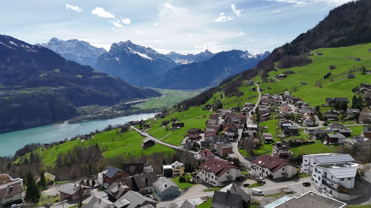 причудливый швейцарский пейзаж с зданиями и домами на холме