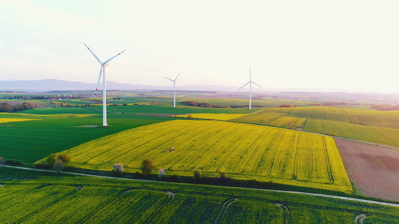 평지밭에 살충제를 뿌리는 현대 농부