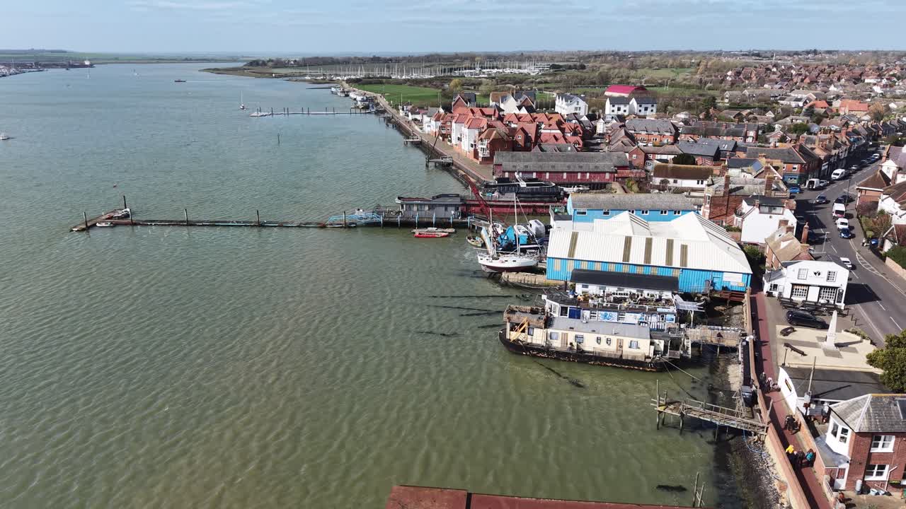 Husbåde fortøjet ved Burnham-on-Crouch, Essex, Storbritannien, set fra luften med drone.