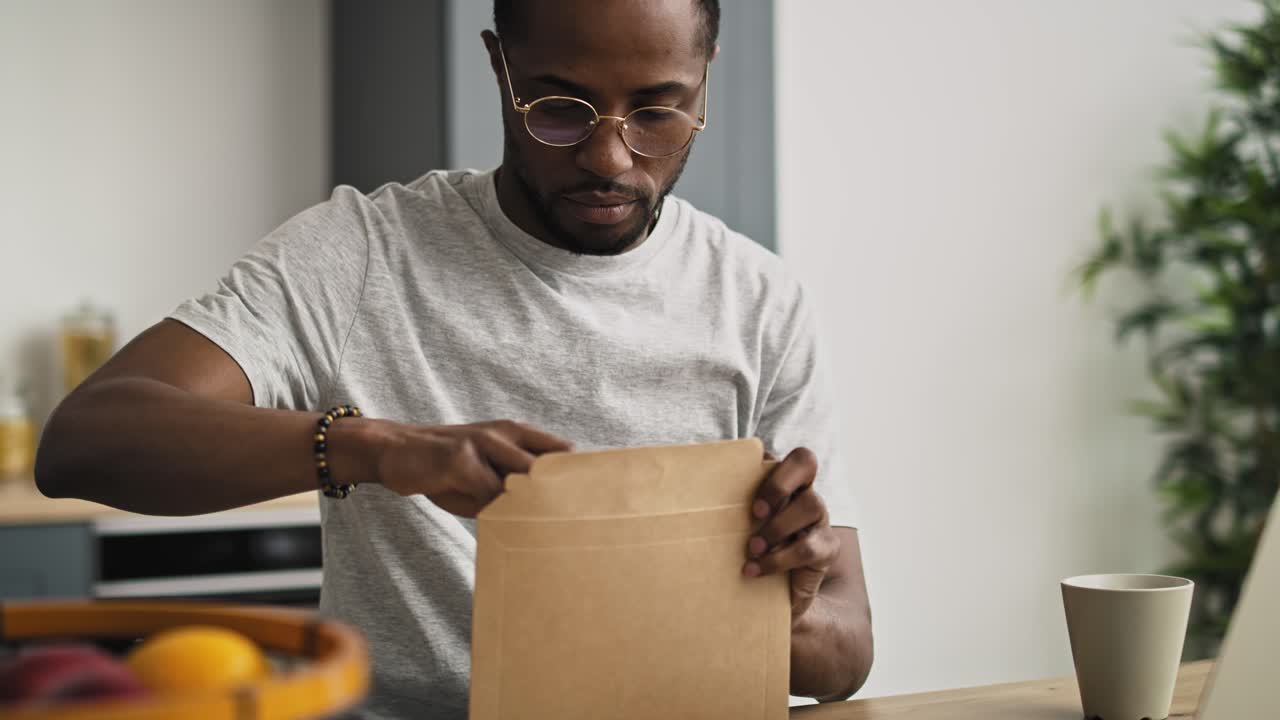 video en tiempo real de un hombre votando desde casa por correo