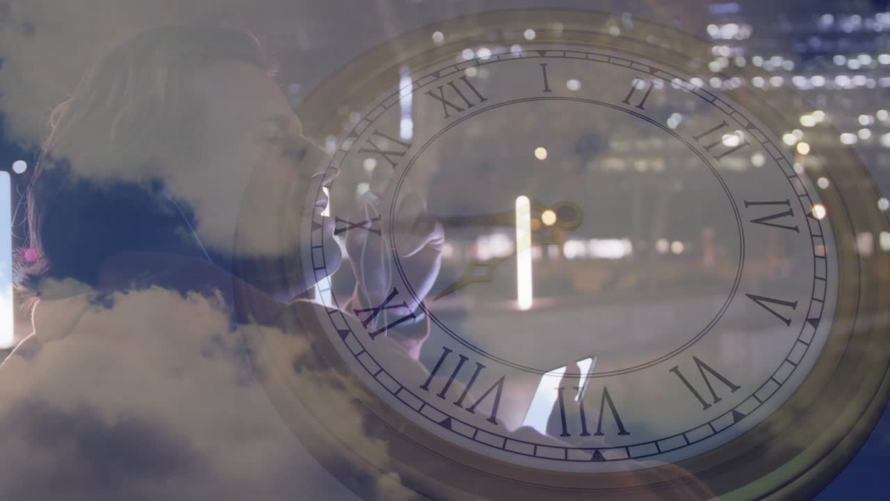 Hombre reflejado ajustando el teléfono durante una llamada, mientras las nubes se desvanecen revelando su reflejo; reloj en movimiento, con temática tecnológica.