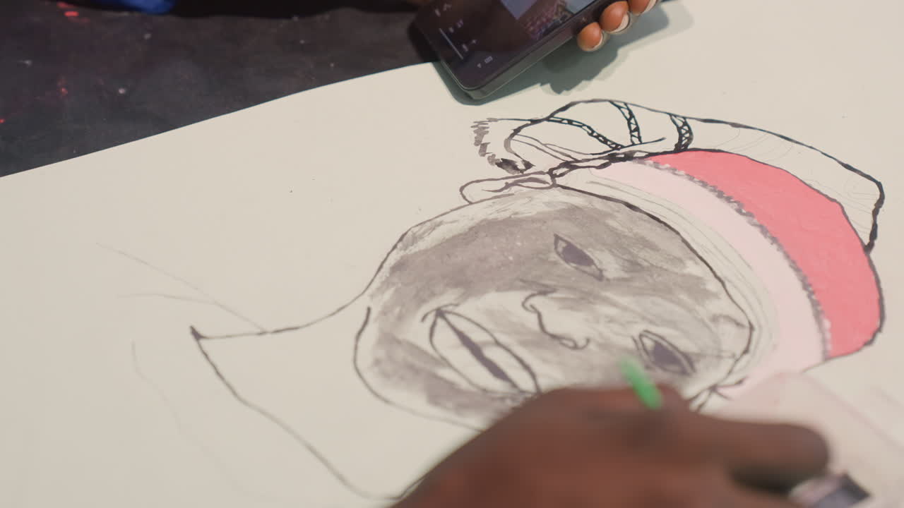 Obra de arte expressiva com detalhes vívidos. Ilustração artesanal destacando traços faciais emocionantes. Retrato detalhado enfatizando sombreamento expressivo e lenço de cabeça colorido em papel texturizado.