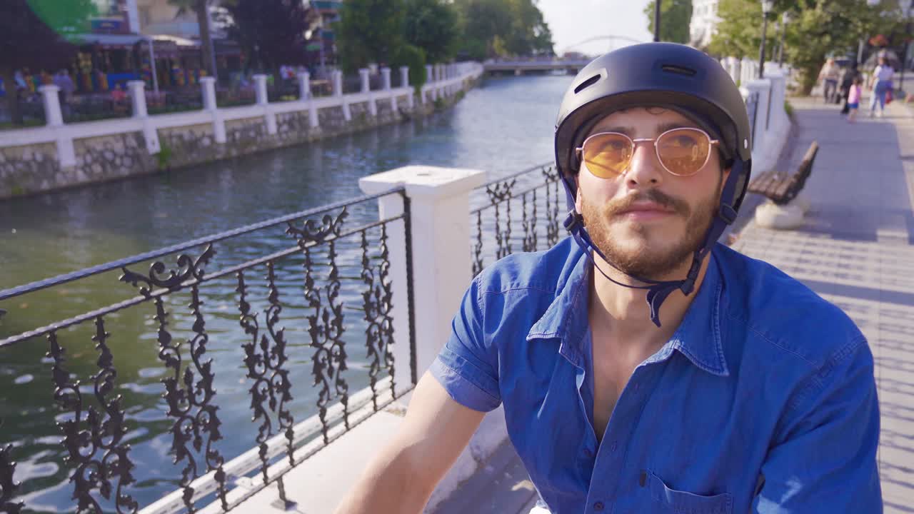 강변에서 자전거를 타고.