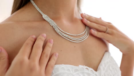 novia, joyas y collar de diamantes en una mujer