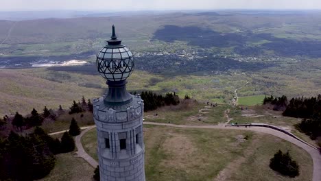 imágenes aéreas de la torre conmemorativa de guerra en la cumbre del monte
