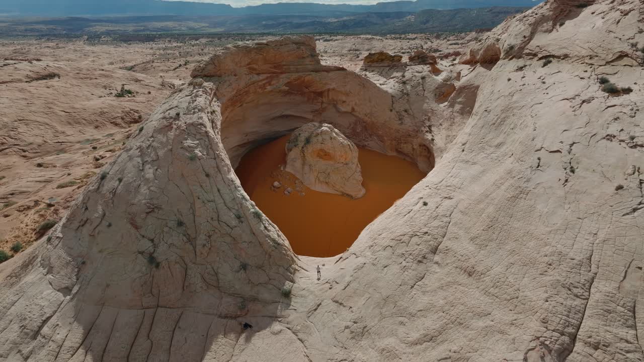 Bacino di arenaria Cosmic Ashtray circondato da terreno desertico a Grand Staircase Escalante, Utah, drone.