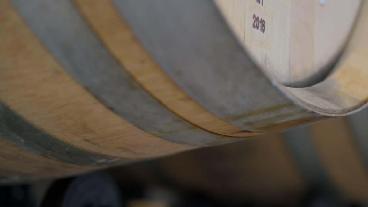 vista de cerca de un barril de vino de madera