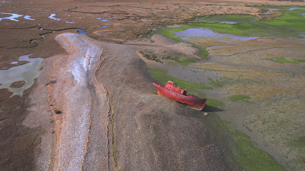 버려진 붕괴된 배에서 바야 부스타만테 (bahia bustamante) 를 둘러싸고 있는 넓은 만을 드러내는