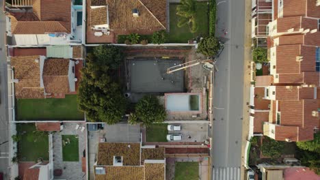 sitio de construcción en un nuevo barrio inmobiliario, se está vertiendo hormigón